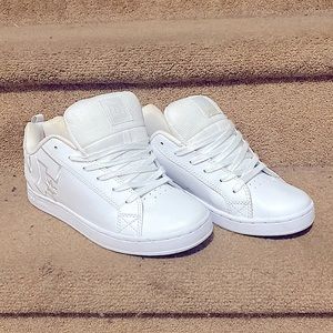 Women’s size 9 DC skate shoe.